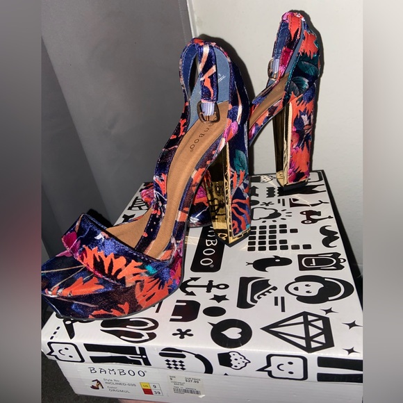 COPY - Multicolor heels with gold on inside of heel - Picture 2 of 5